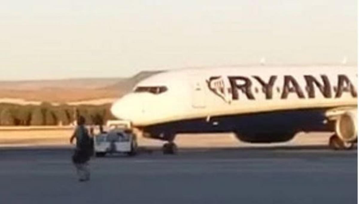 Video: Man chases after plane on runway